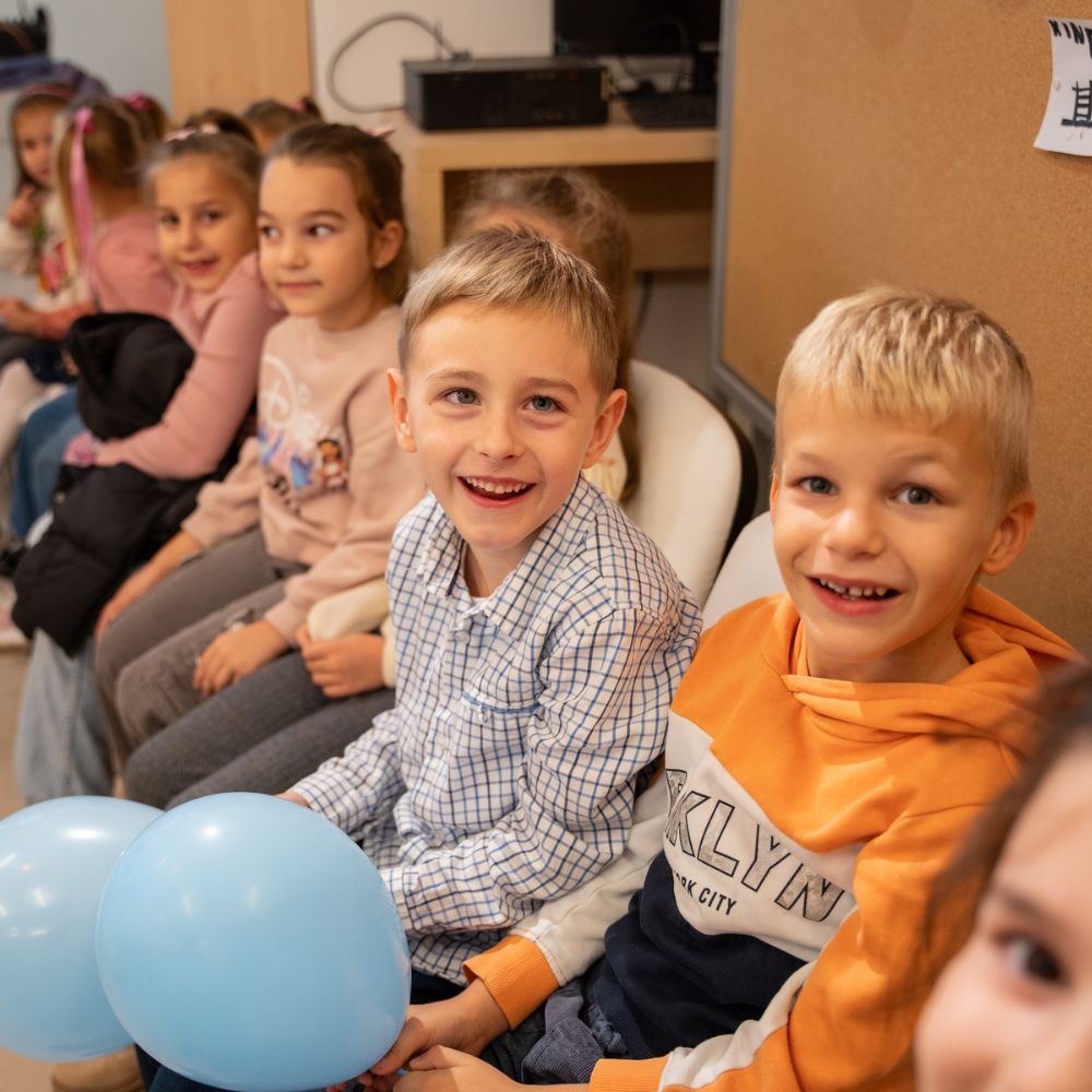 Promocija slikovnice David i usisivač Šaša - Djeca i odrasli okupljeni na promociji slikovnice u Gradskoj knjižnici Novalja, uživajući u druženju i čaroliji priče autorice Maje Cimbal.
