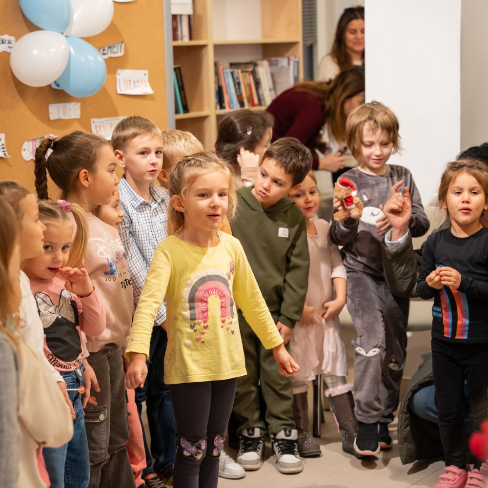 Promocija slikovnice David i usisivač Šaša - Djeca i odrasli okupljeni na promociji slikovnice u Gradskoj knjižnici Novalja, uživajući u druženju i čaroliji priče autorice Maje Cimbal.