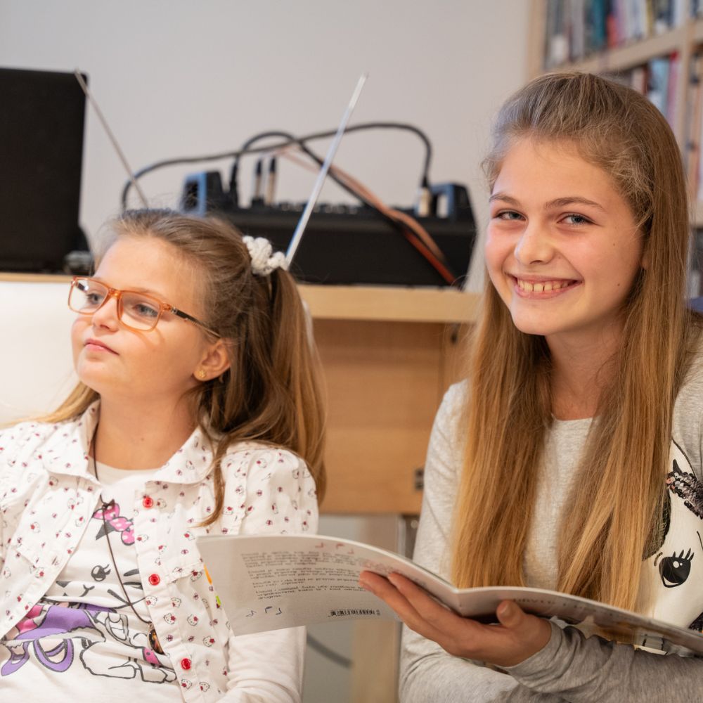 Promocija slikovnice David i usisivač Šaša - Djeca i odrasli okupljeni na promociji slikovnice u Gradskoj knjižnici Novalja, uživajući u druženju i čaroliji priče autorice Maje Cimbal.