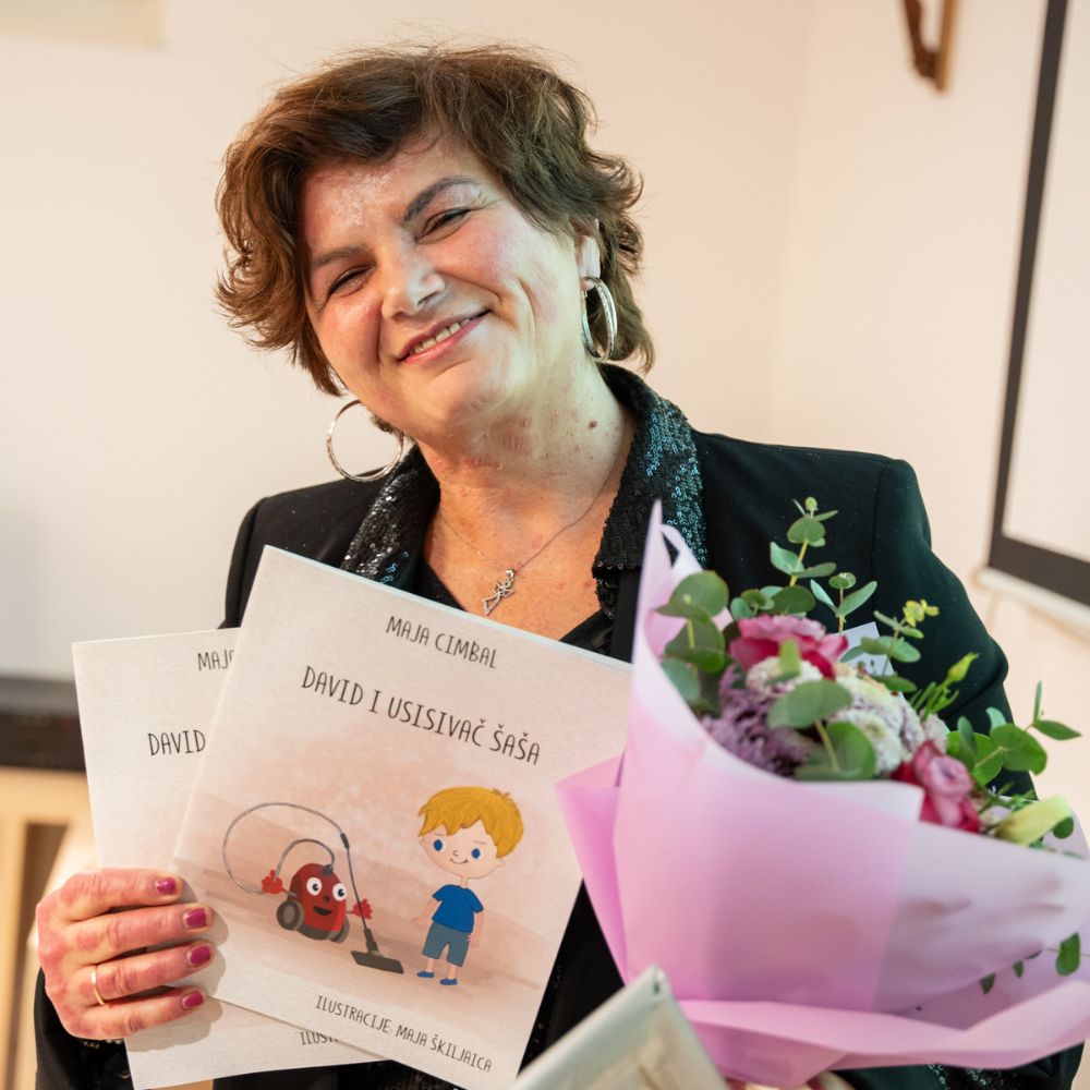 Promocija slikovnice David i usisivač Šaša - Djeca i odrasli okupljeni na promociji slikovnice u Gradskoj knjižnici Novalja, uživajući u druženju i čaroliji priče autorice Maje Cimbal.