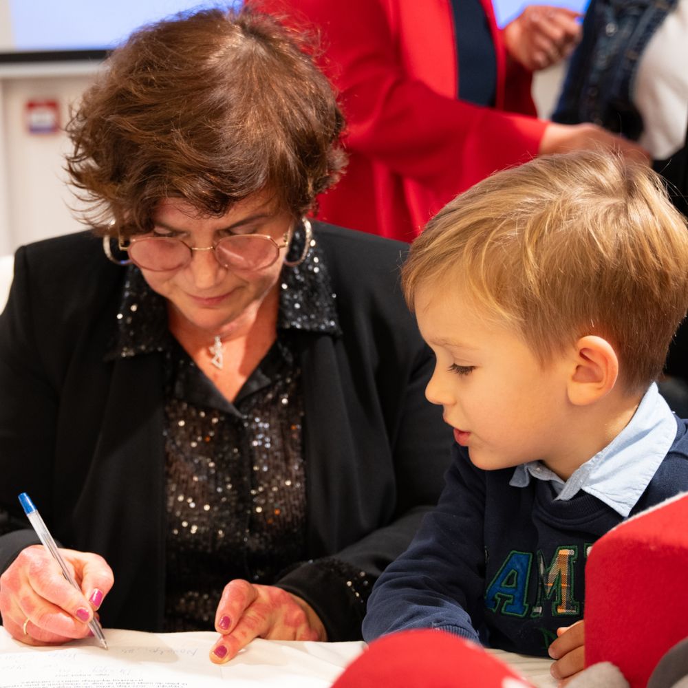 Promocija slikovnice David i usisivač Šaša - Djeca i odrasli okupljeni na promociji slikovnice u Gradskoj knjižnici Novalja, uživajući u druženju i čaroliji priče autorice Maje Cimbal.