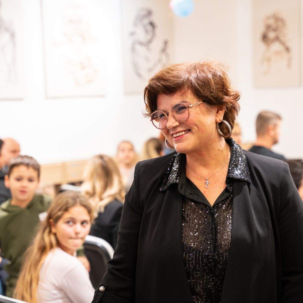 Promocija slikovnice David i usisivač Šaša - Djeca i odrasli okupljeni na promociji slikovnice u Gradskoj knjižnici Novalja, uživajući u druženju i čaroliji priče autorice Maje Cimbal.