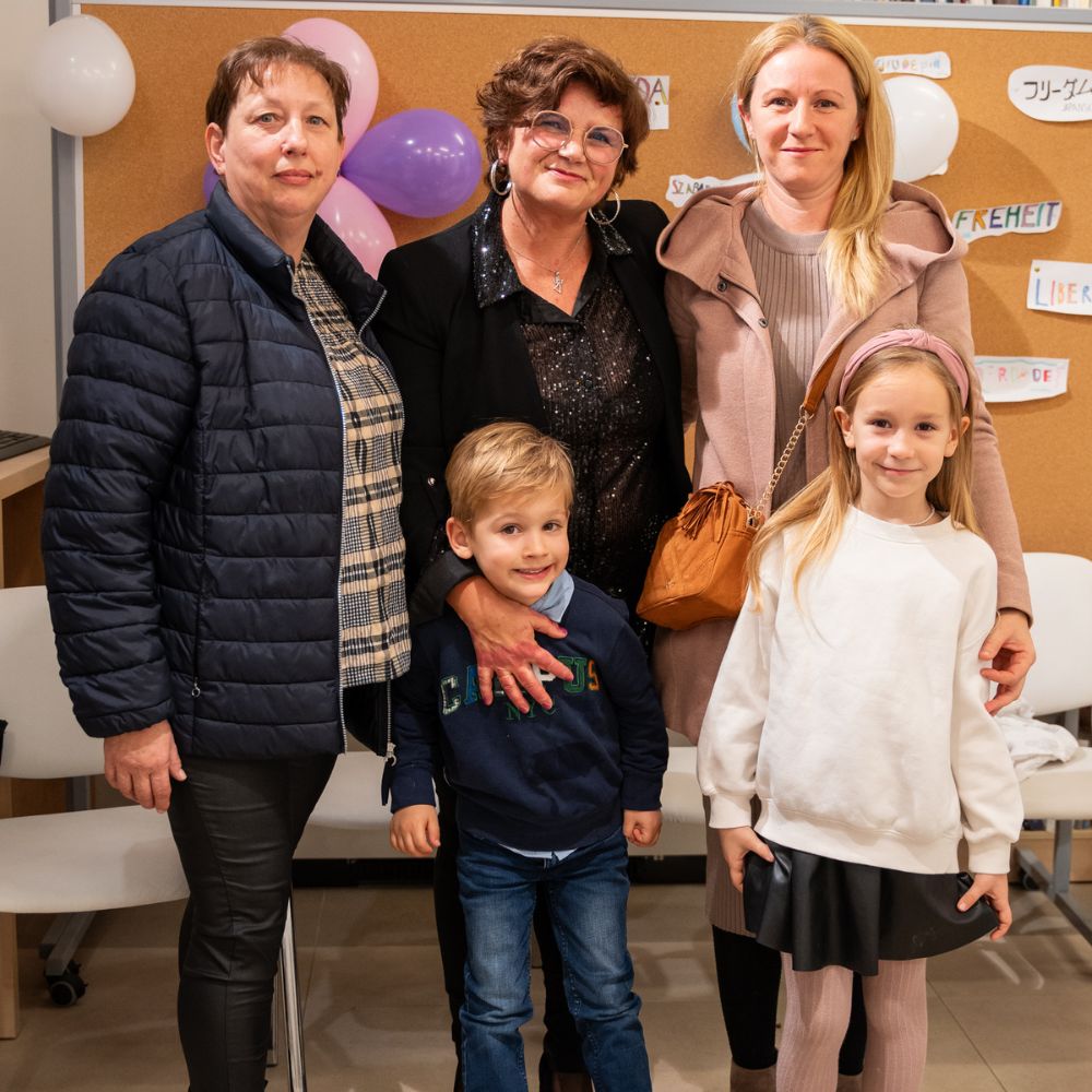 Promocija slikovnice David i usisivač Šaša - Djeca i odrasli okupljeni na promociji slikovnice u Gradskoj knjižnici Novalja, uživajući u druženju i čaroliji priče autorice Maje Cimbal.