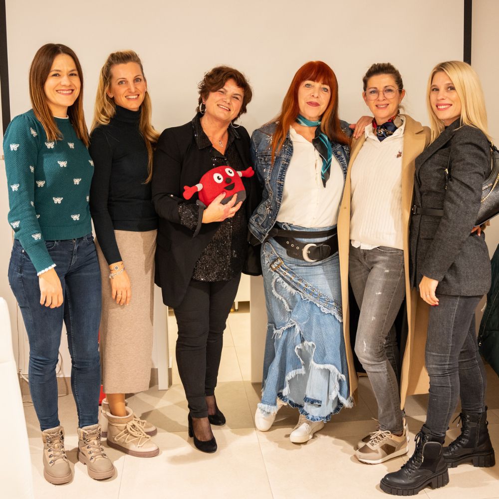 Promocija slikovnice David i usisivač Šaša - Djeca i odrasli okupljeni na promociji slikovnice u Gradskoj knjižnici Novalja, uživajući u druženju i čaroliji priče autorice Maje Cimbal.
