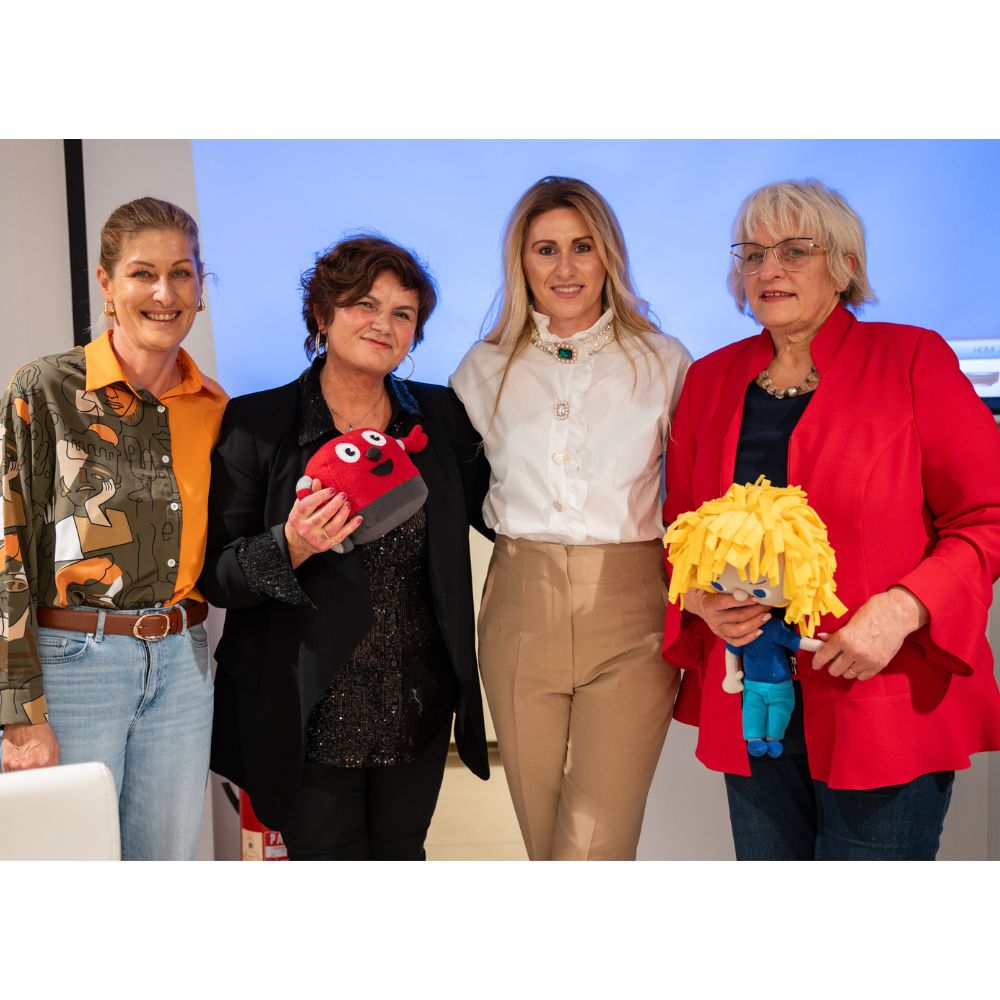 Promocija slikovnice David i usisivač Šaša - Djeca i odrasli okupljeni na promociji slikovnice u Gradskoj knjižnici Novalja, uživajući u druženju i čaroliji priče autorice Maje Cimbal.