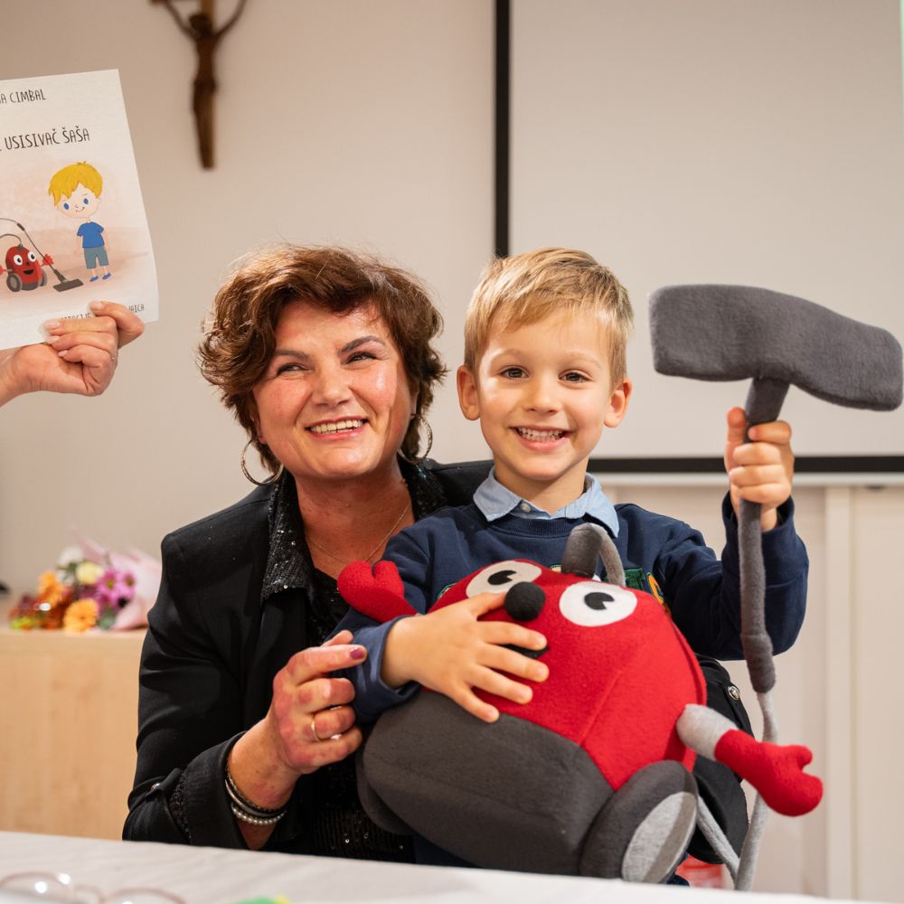 Promocija slikovnice David i usisivač Šaša - Djeca i odrasli okupljeni na promociji slikovnice u Gradskoj knjižnici Novalja, uživajući u druženju i čaroliji priče autorice Maje Cimbal.
