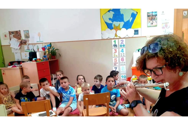 Djeca slušaju pjesme iz slikovnica