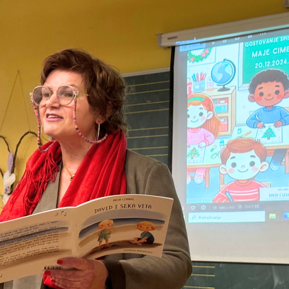 Maja Cimbal čita priče učenicima u OŠ Vjenceslava Novaka, uz izradu božićnih čestitki.