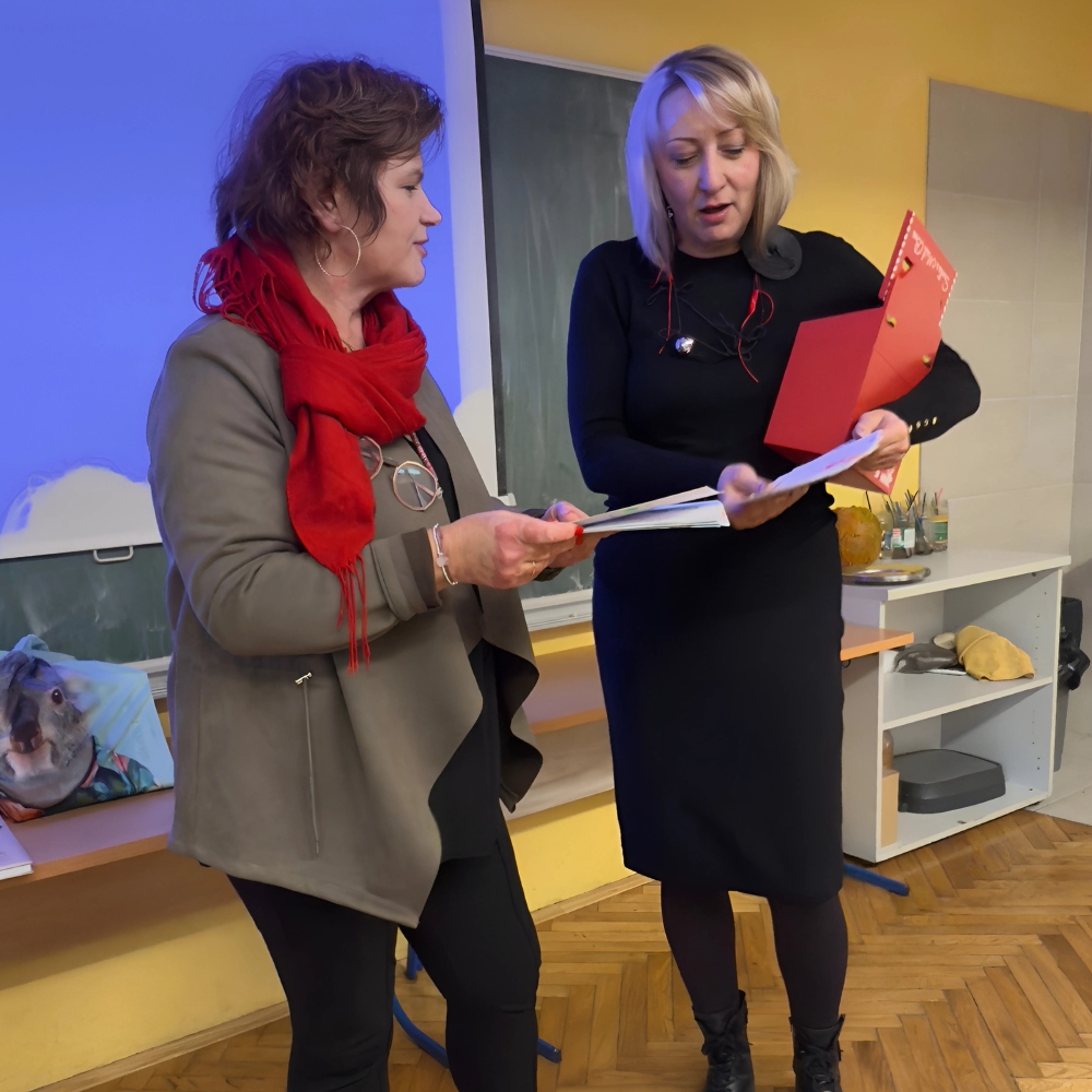 Maja Cimbal čita priče učenicima u OŠ Vjenceslava Novaka, uz izradu božićnih čestitki.