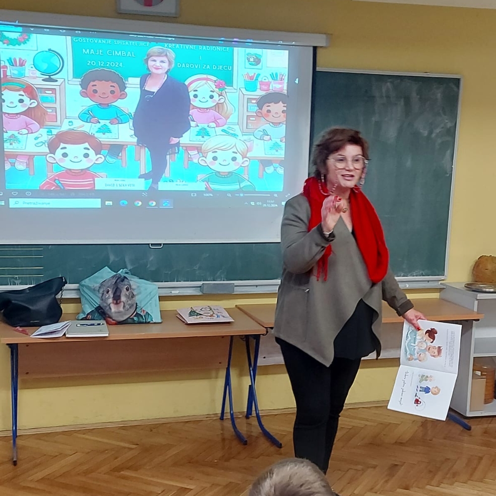 Maja Cimbal čita priče učenicima u OŠ Vjenceslava Novaka, uz izradu božićnih čestitki.