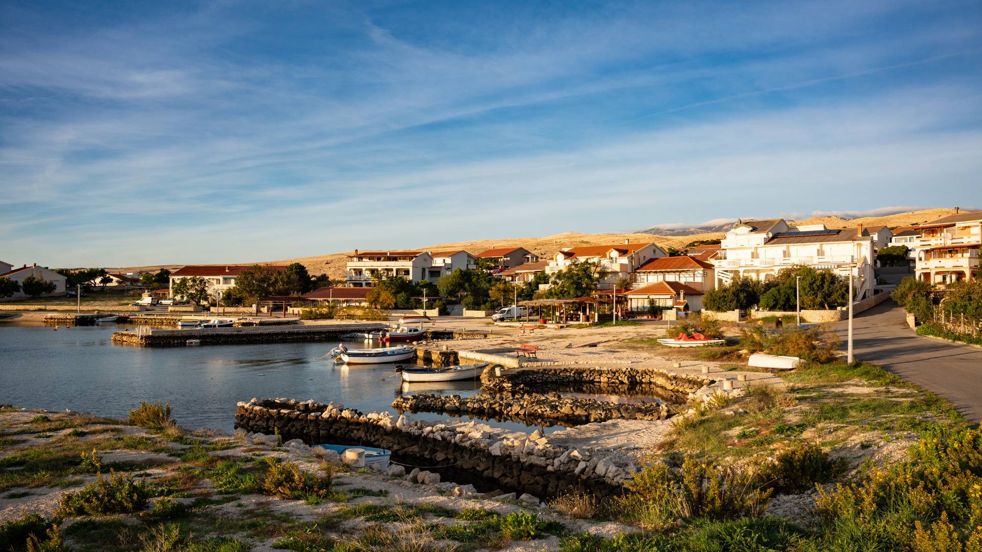 Ljepote otoka Paga: Prekrasni prizori otoka Paga, uključujući plaže, prirodne ljepote, povijesne građevine i autentične detalje iz Novalje i okolice, snimljeni objektivom Nadija Kralja.
