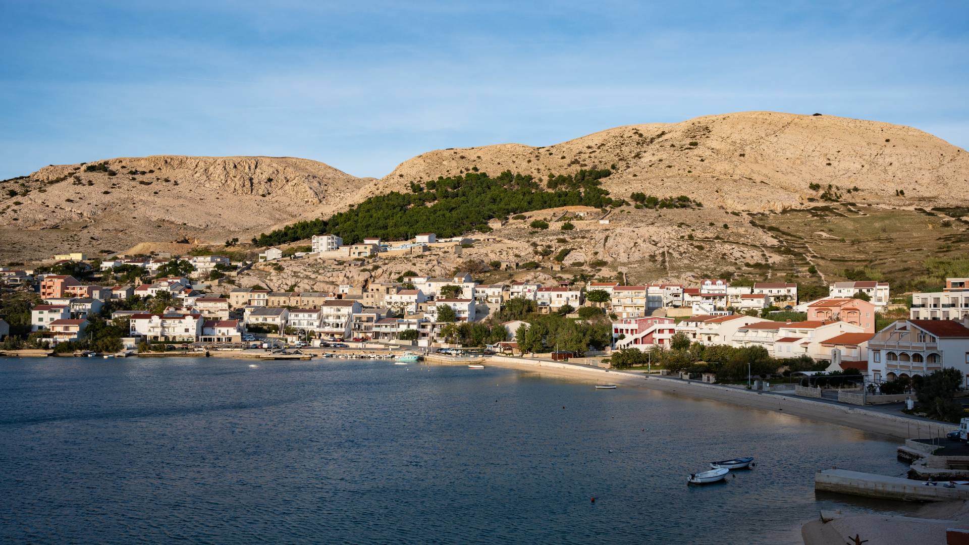 Ljepote otoka Paga: Prekrasni prizori otoka Paga, uključujući plaže, prirodne ljepote, povijesne građevine i autentične detalje iz Novalje i okolice, snimljeni objektivom Nadija Kralja.