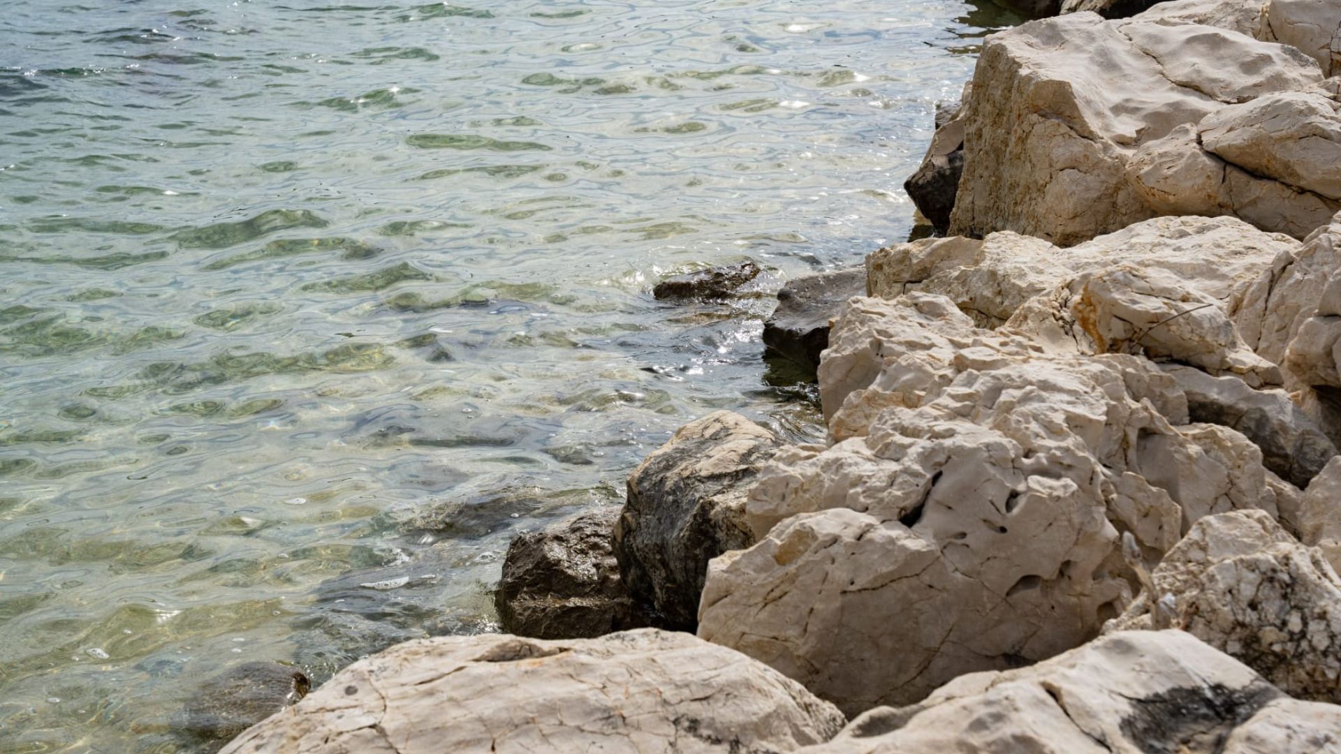Ljepote otoka Paga: Prekrasni prizori otoka Paga, uključujući plaže, prirodne ljepote, povijesne građevine i autentične detalje iz Novalje i okolice, snimljeni objektivom Nadija Kralja.