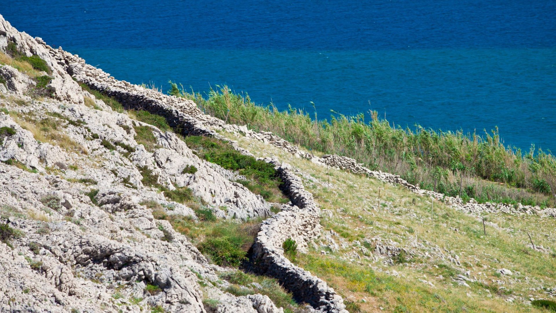 Ljepote otoka Paga: Prekrasni prizori otoka Paga, uključujući plaže, prirodne ljepote, povijesne građevine i autentične detalje iz Novalje i okolice, snimljeni objektivom Nadija Kralja.