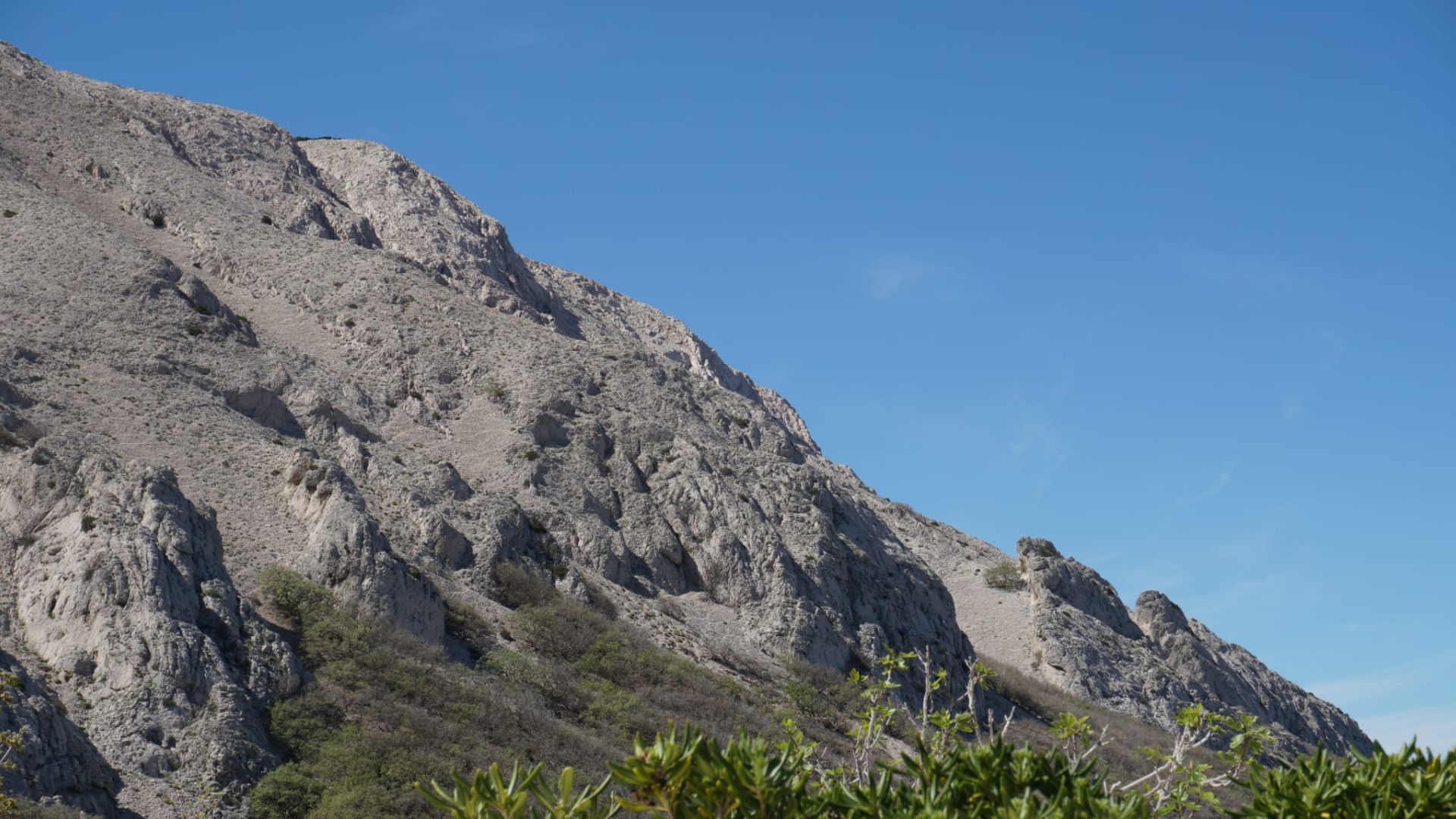 Ljepote otoka Paga: Prekrasni prizori otoka Paga, uključujući plaže, prirodne ljepote, povijesne građevine i autentične detalje iz Novalje i okolice, snimljeni objektivom Nadija Kralja.