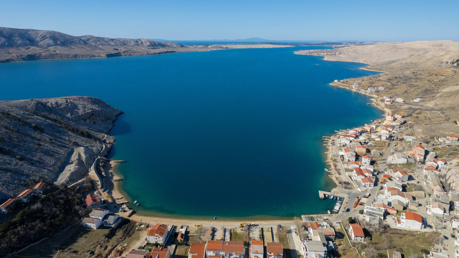 Ljepote otoka Paga: Prekrasni prizori otoka Paga, uključujući plaže, prirodne ljepote, povijesne građevine i autentične detalje iz Novalje i okolice, snimljeni objektivom Nadija Kralja.