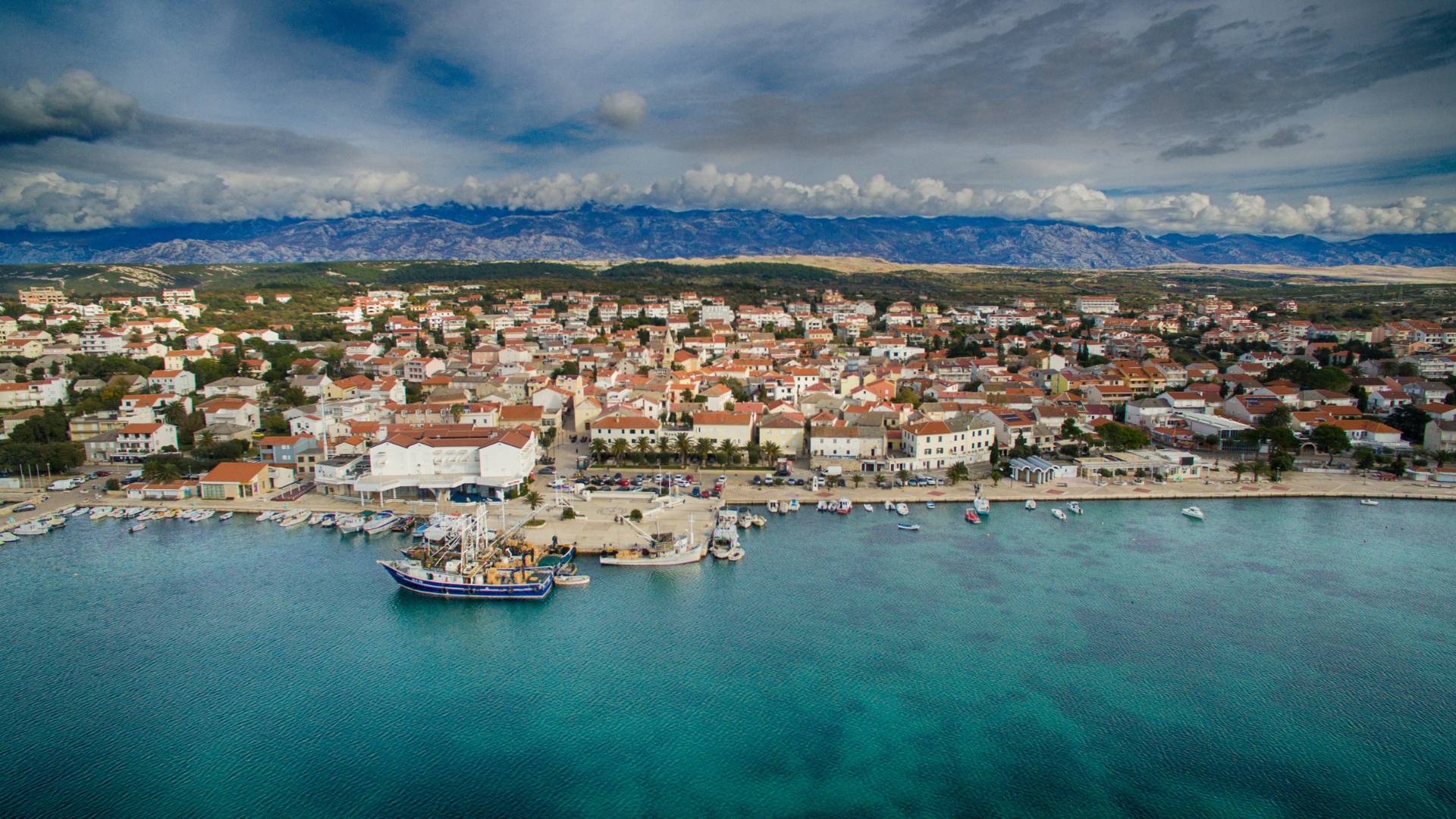 Ljepote otoka Paga: Prekrasni prizori otoka Paga, uključujući plaže, prirodne ljepote, povijesne građevine i autentične detalje iz Novalje i okolice, snimljeni objektivom Nadija Kralja.