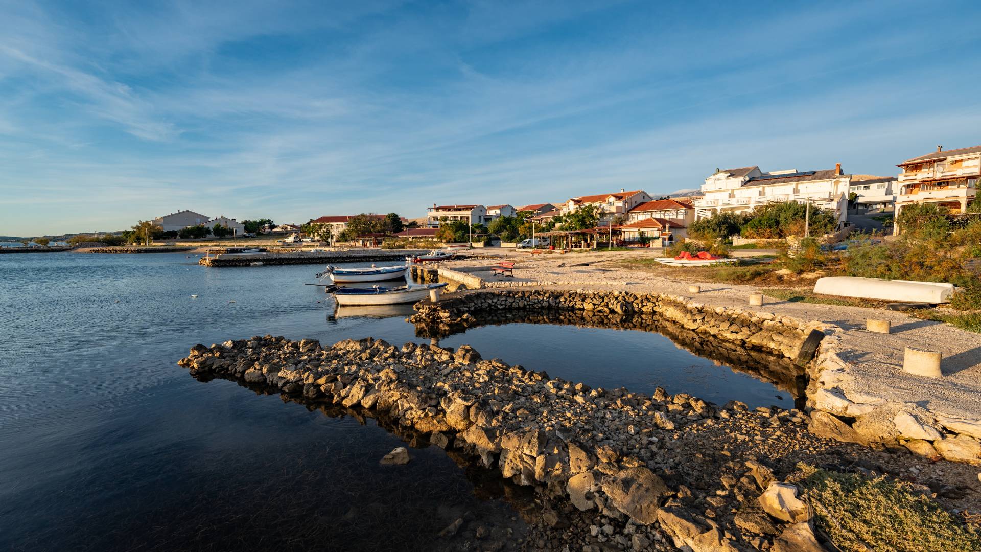 Ljepote otoka Paga: Prekrasni prizori otoka Paga, uključujući plaže, prirodne ljepote, povijesne građevine i autentične detalje iz Novalje i okolice, snimljeni objektivom Nadija Kralja.