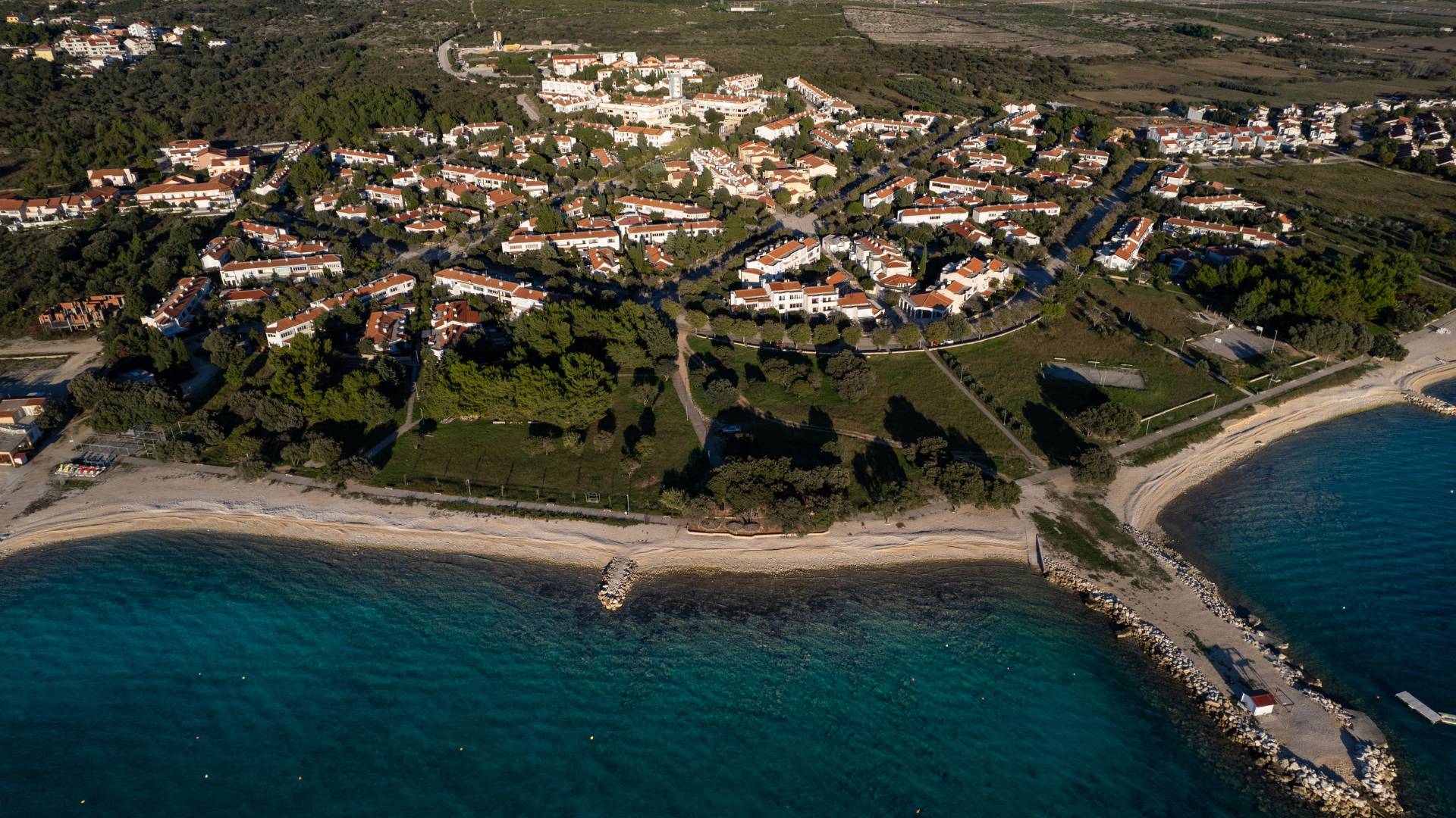 Ljepote otoka Paga: Prekrasni prizori otoka Paga, uključujući plaže, prirodne ljepote, povijesne građevine i autentične detalje iz Novalje i okolice, snimljeni objektivom Nadija Kralja.