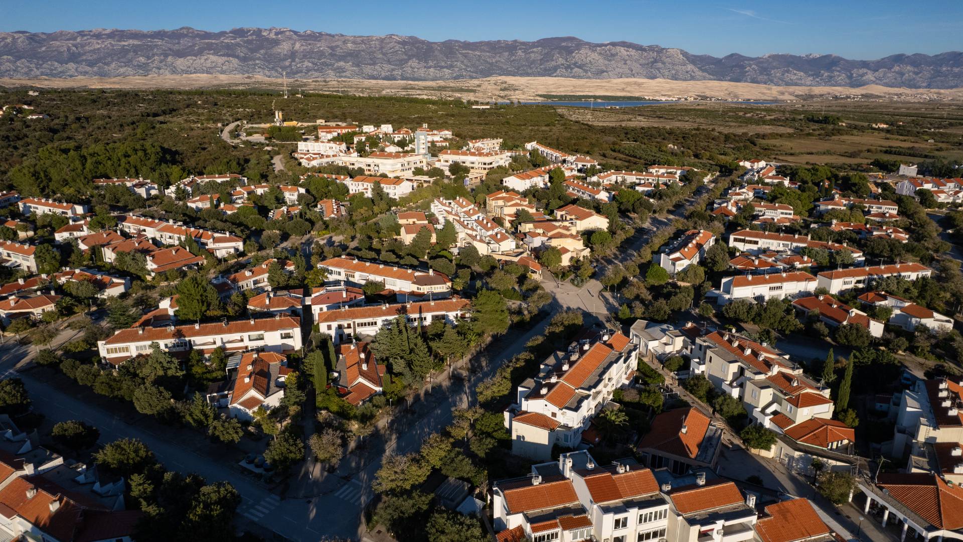 Ljepote otoka Paga: Prekrasni prizori otoka Paga, uključujući plaže, prirodne ljepote, povijesne građevine i autentične detalje iz Novalje i okolice, snimljeni objektivom Nadija Kralja.