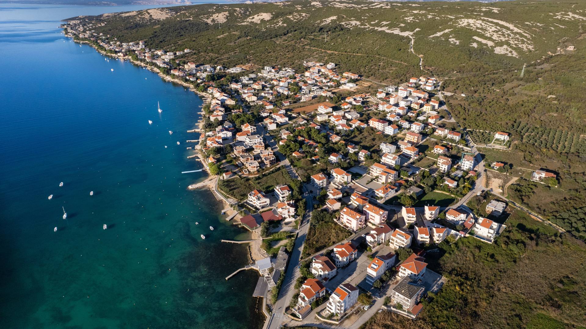 Ljepote otoka Paga: Prekrasni prizori otoka Paga, uključujući plaže, prirodne ljepote, povijesne građevine i autentične detalje iz Novalje i okolice, snimljeni objektivom Nadija Kralja.