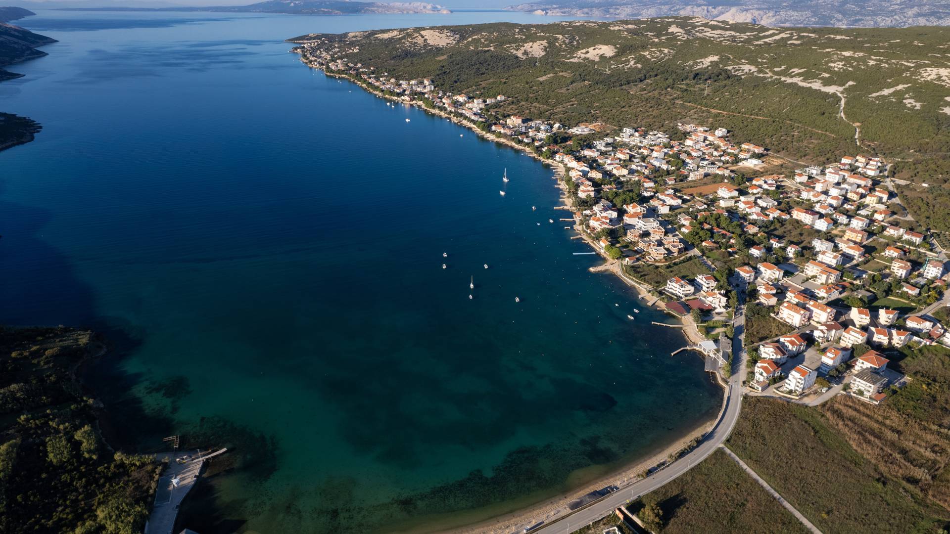 Ljepote otoka Paga: Prekrasni prizori otoka Paga, uključujući plaže, prirodne ljepote, povijesne građevine i autentične detalje iz Novalje i okolice, snimljeni objektivom Nadija Kralja.