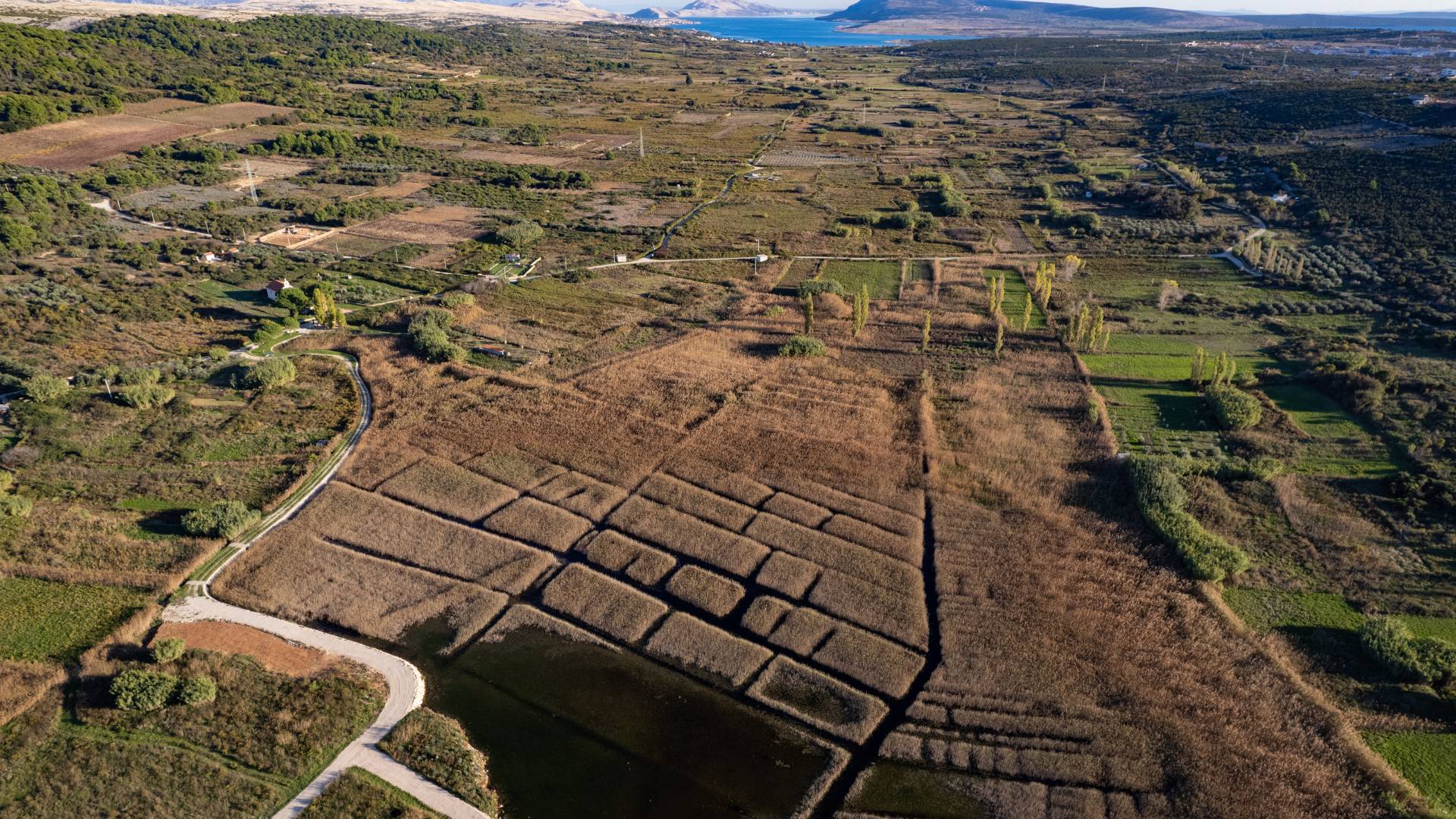 Ljepote otoka Paga: Prekrasni prizori otoka Paga, uključujući plaže, prirodne ljepote, povijesne građevine i autentične detalje iz Novalje i okolice, snimljeni objektivom Nadija Kralja.
