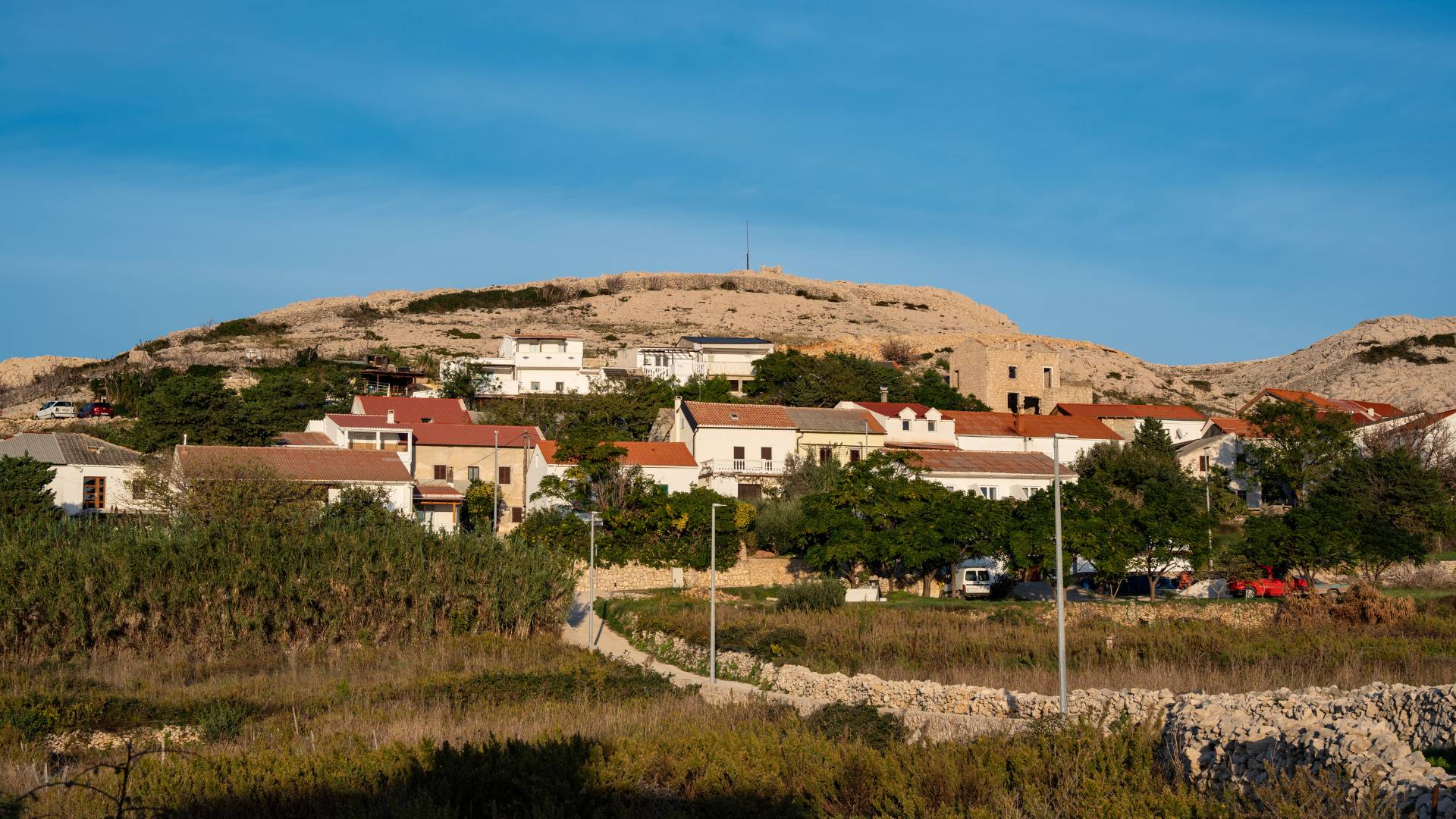 Ljepote otoka Paga: Prekrasni prizori otoka Paga, uključujući plaže, prirodne ljepote, povijesne građevine i autentične detalje iz Novalje i okolice, snimljeni objektivom Nadija Kralja.