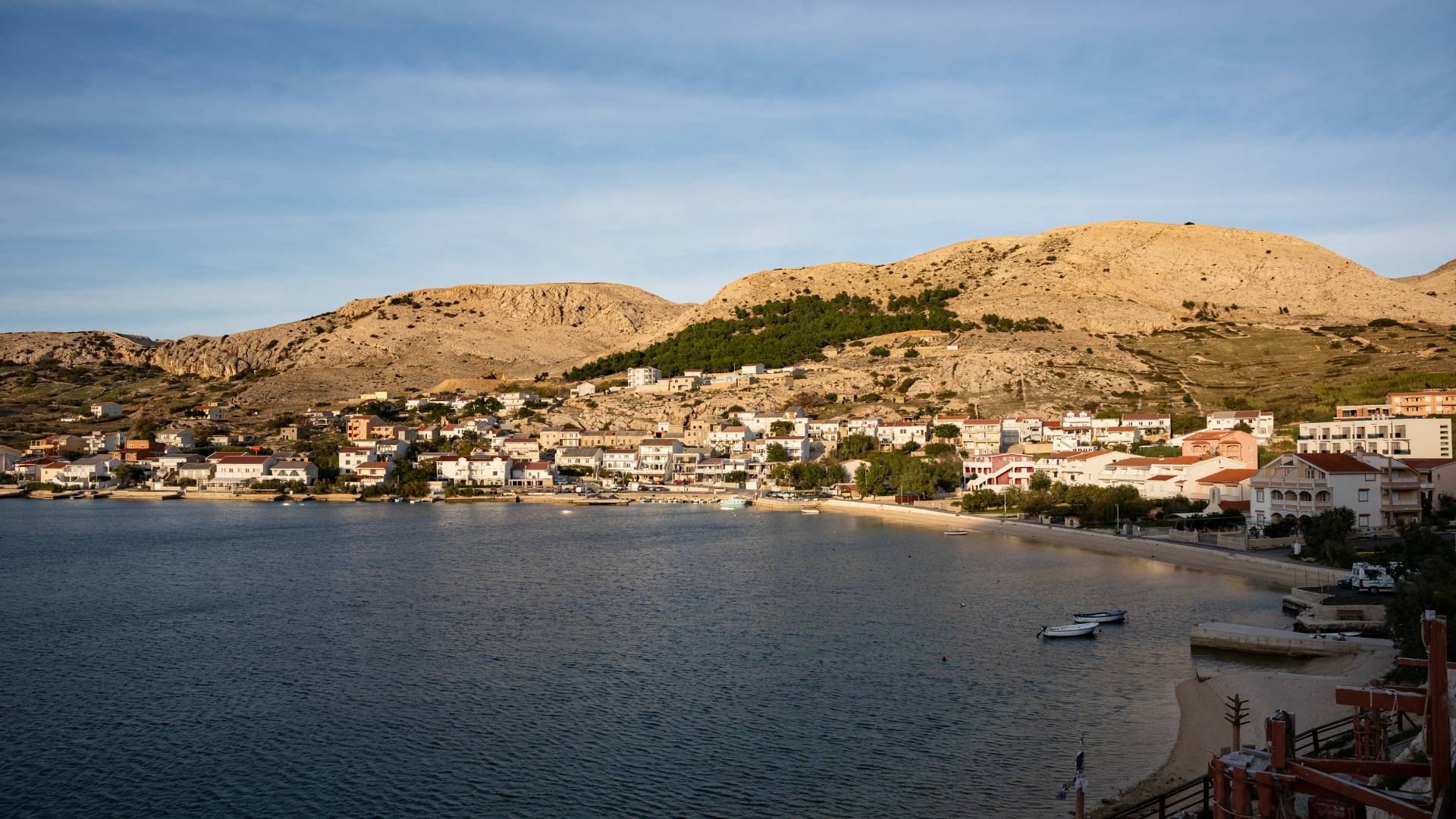 Ljepote otoka Paga: Prekrasni prizori otoka Paga, uključujući plaže, prirodne ljepote, povijesne građevine i autentične detalje iz Novalje i okolice, snimljeni objektivom Nadija Kralja.