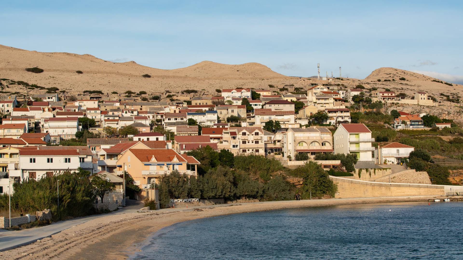 Ljepote otoka Paga: Prekrasni prizori otoka Paga, uključujući plaže, prirodne ljepote, povijesne građevine i autentične detalje iz Novalje i okolice, snimljeni objektivom Nadija Kralja.