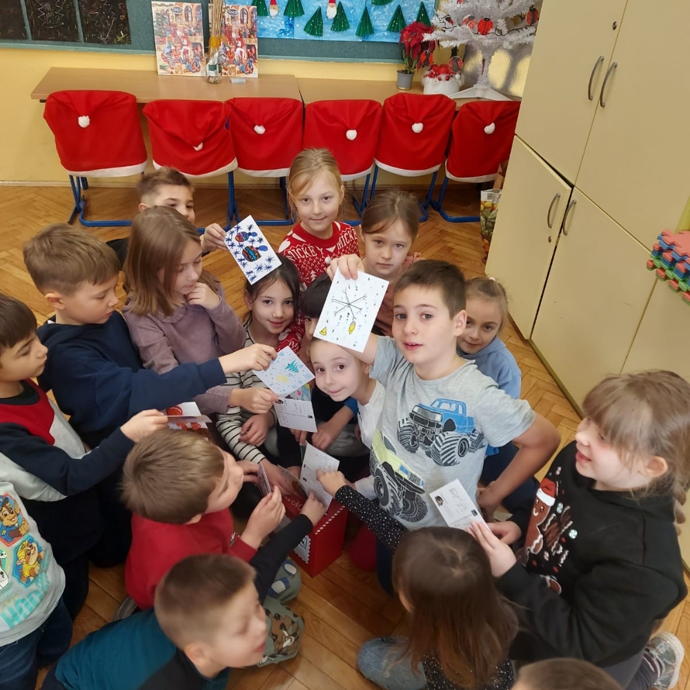 Maja Cimbal čita priče učenicima u OŠ Vjenceslava Novaka, uz izradu božićnih čestitki.