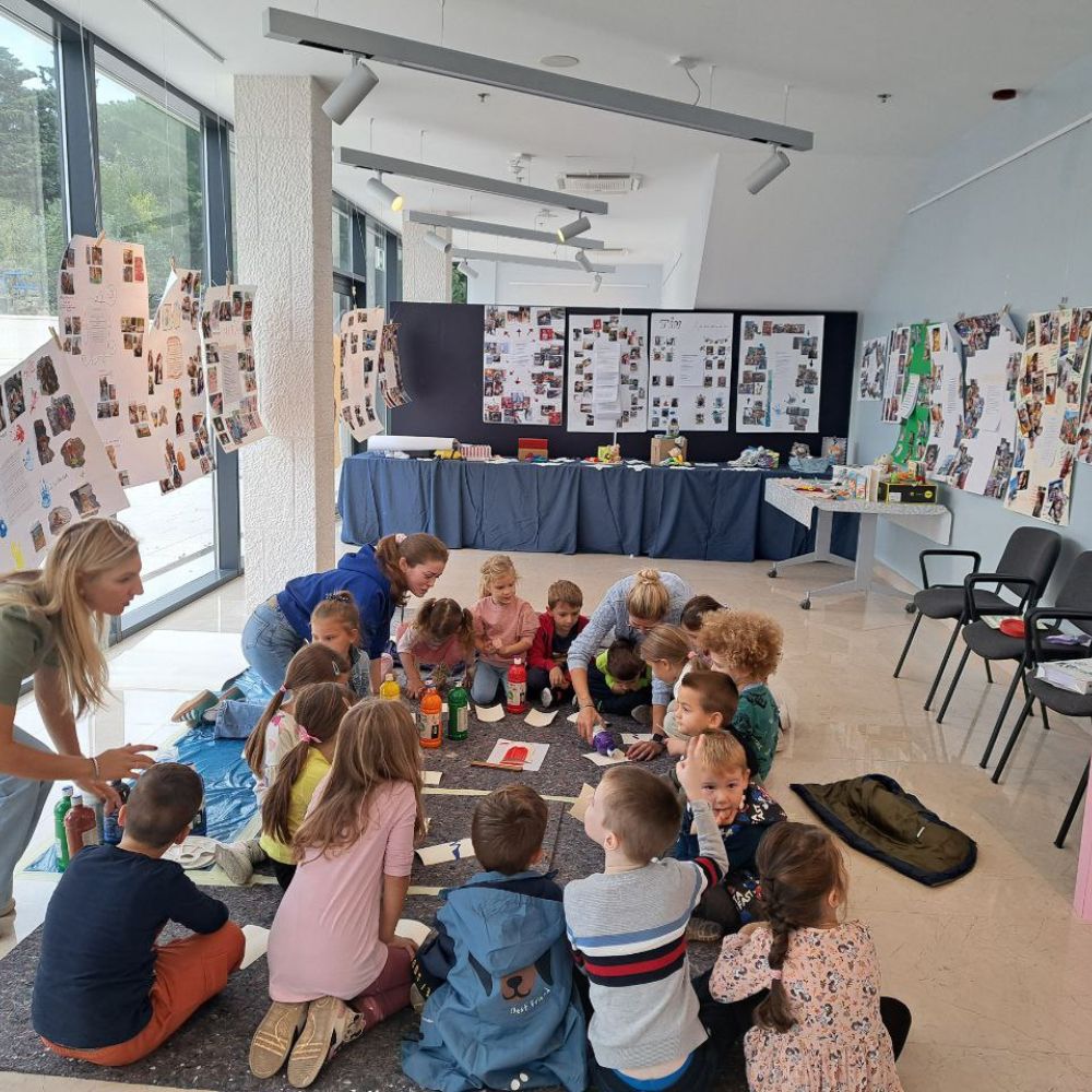 Dječji tjedan u Novalji 2024: Maja Cimbal čita priče i vodi radionicu s djecom u organizaciji DV „Carić“