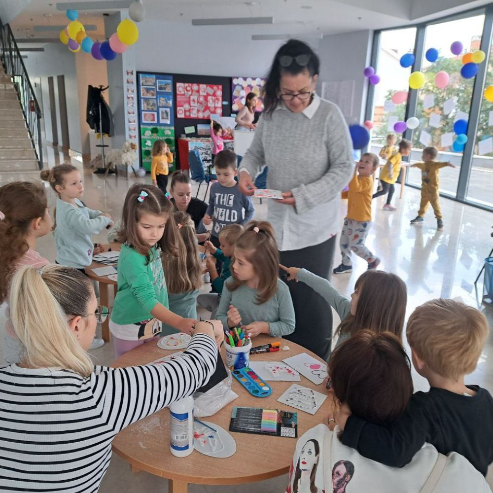 Dječji tjedan u Novalji 2024: Maja Cimbal čita priče i vodi radionicu s djecom u organizaciji DV „Carić“