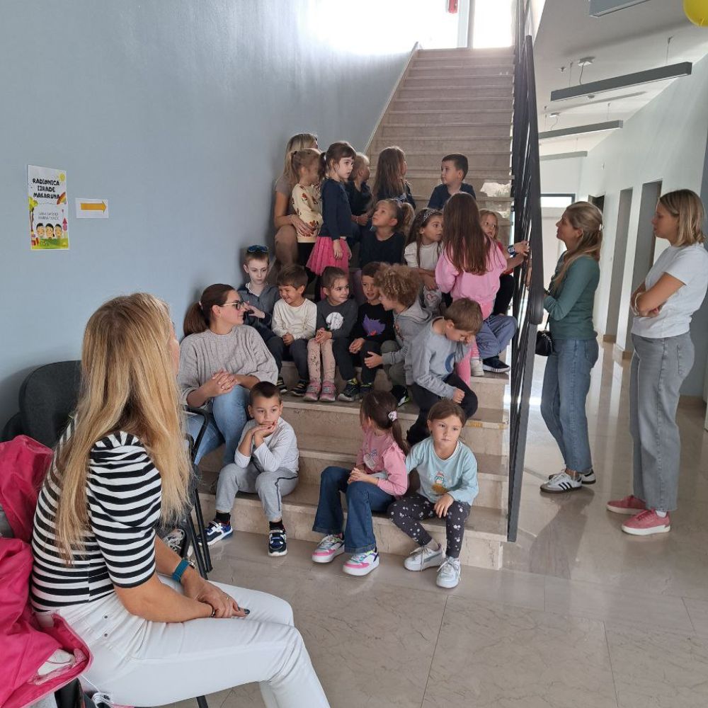 Dječji tjedan u Novalji 2024: Maja Cimbal čita priče i vodi radionicu s djecom u organizaciji DV „Carić“