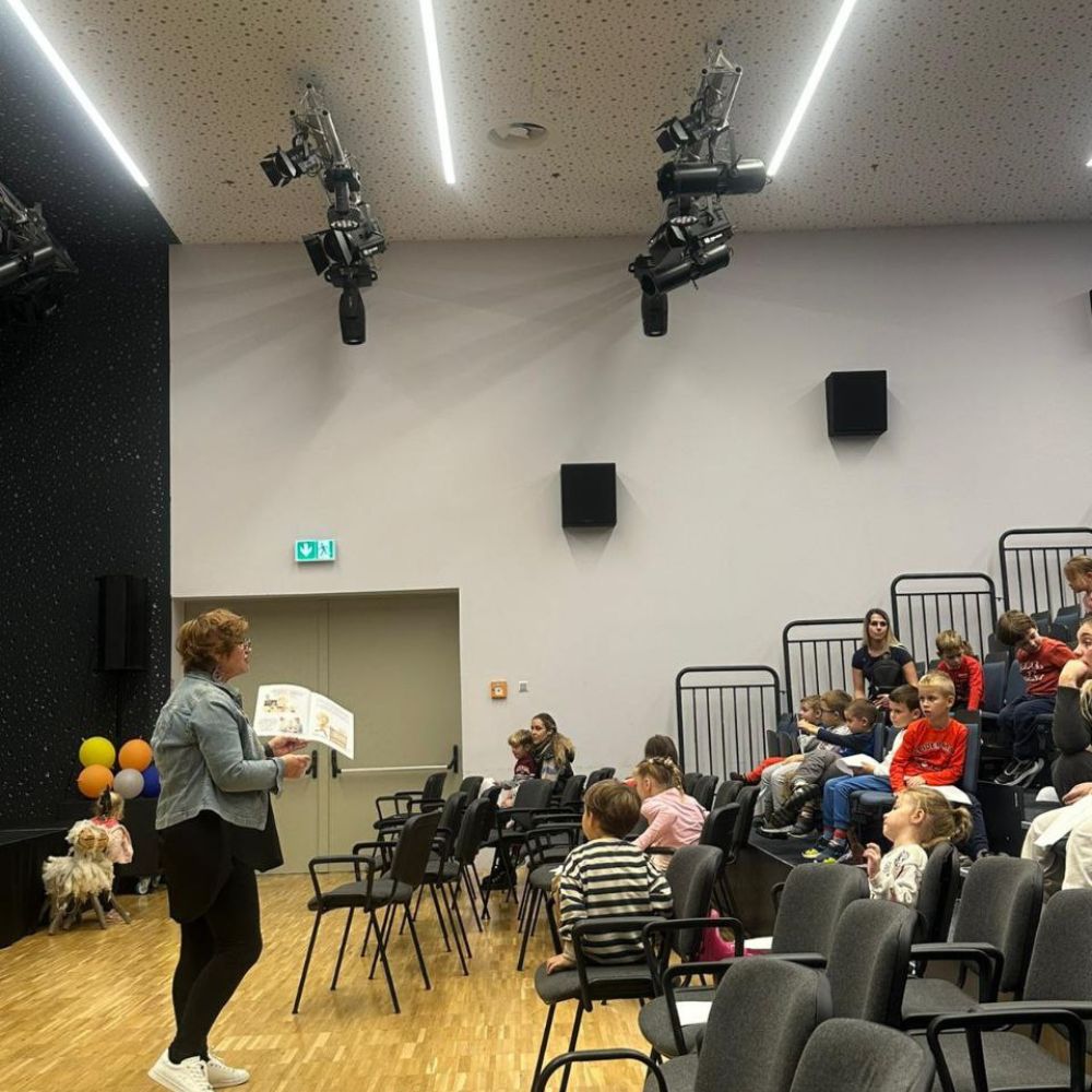 Dječji tjedan u Novalji 2024: Maja Cimbal čita priče i vodi radionicu s djecom u organizaciji DV „Carić“
