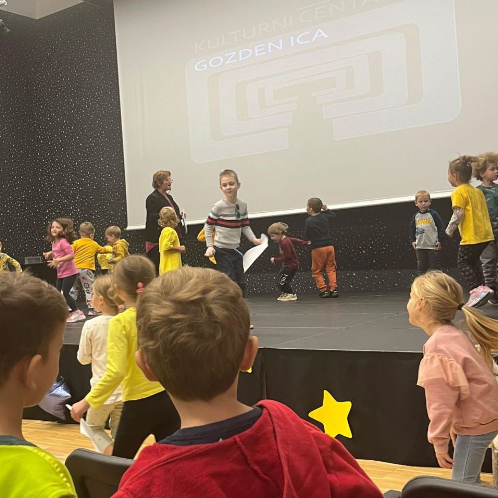 Dječji tjedan u Novalji 2024: Maja Cimbal čita priče i vodi radionicu s djecom u organizaciji DV „Carić“