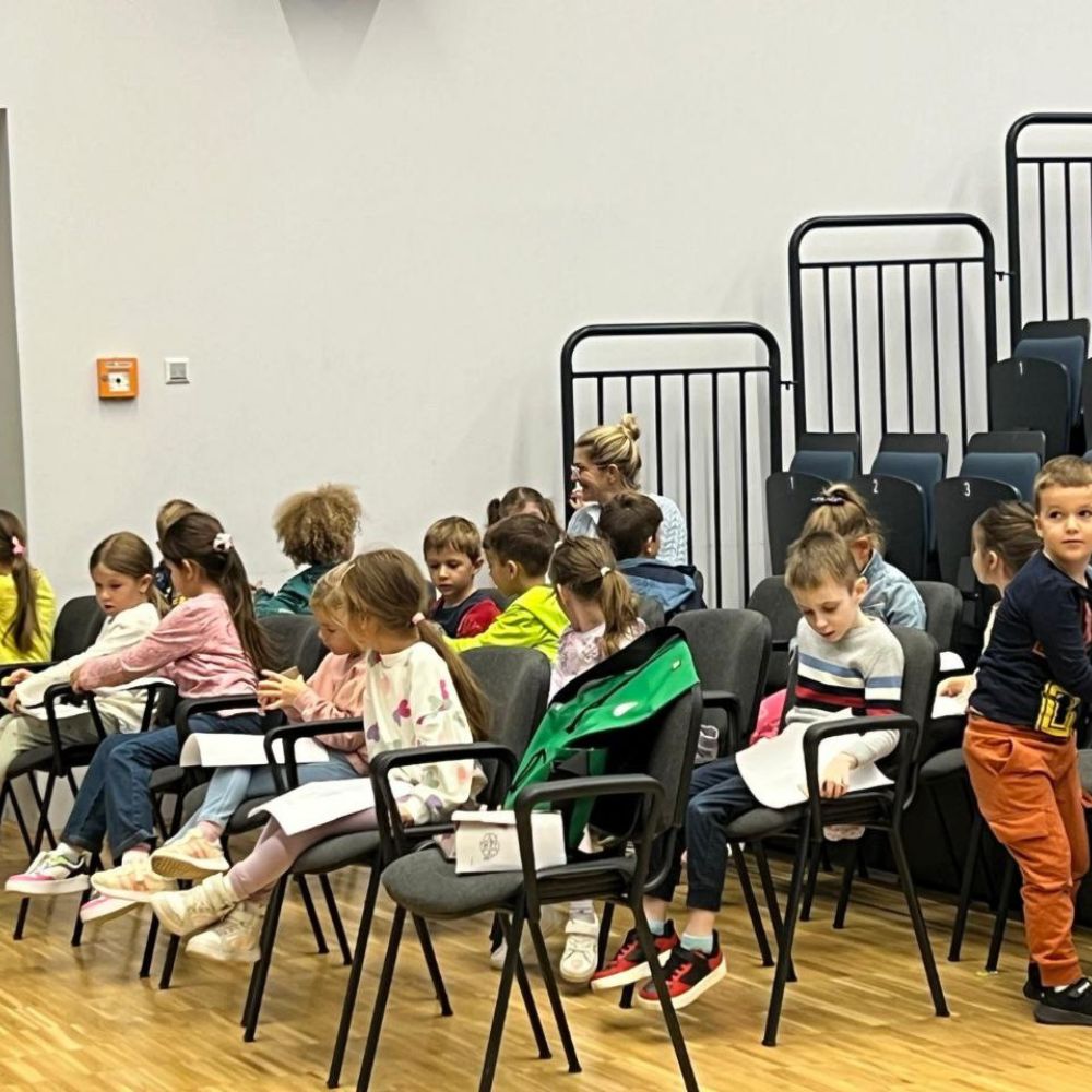 Dječji tjedan u Novalji 2024: Maja Cimbal čita priče i vodi radionicu s djecom u organizaciji DV „Carić“