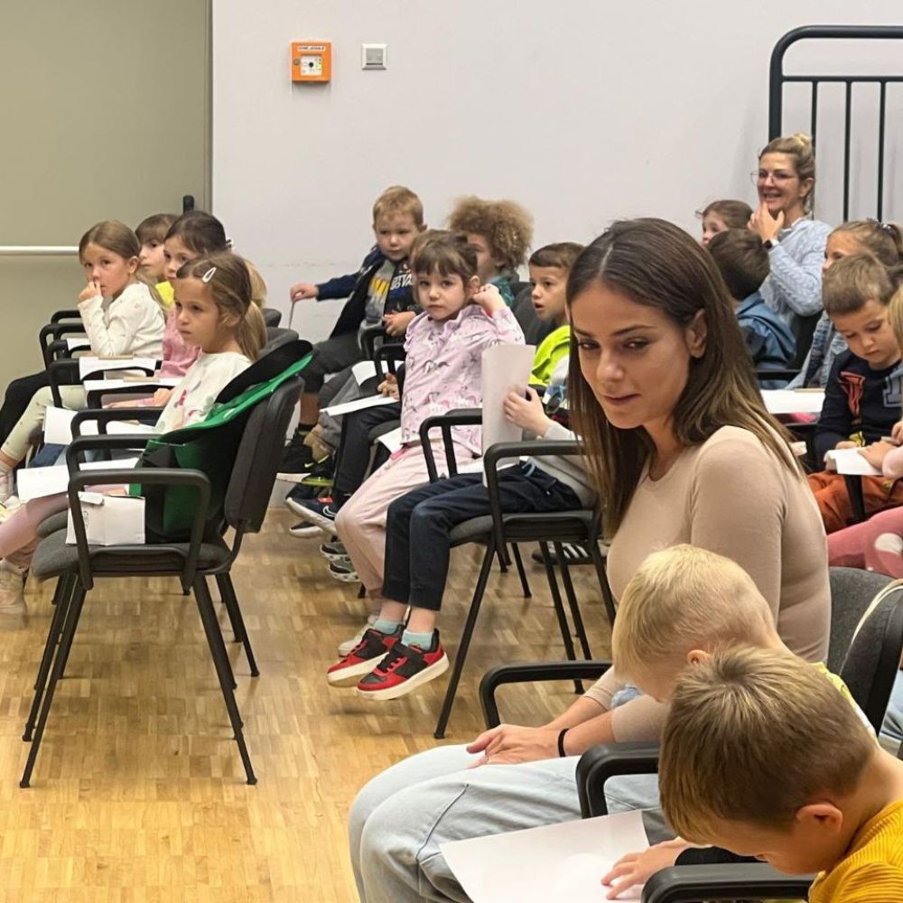 Dječji tjedan u Novalji 2024: Maja Cimbal čita priče i vodi radionicu s djecom u organizaciji DV „Carić“