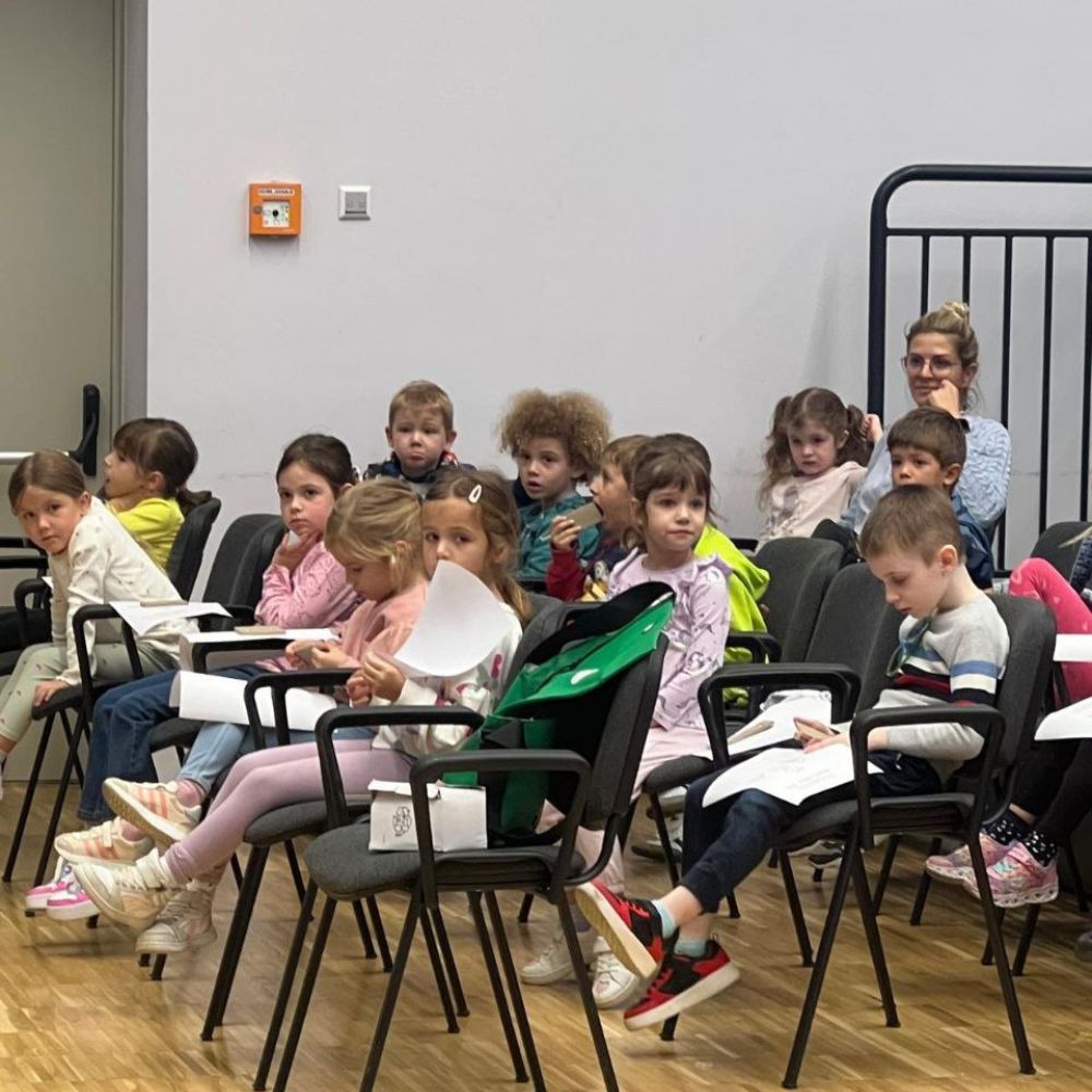 Dječji tjedan u Novalji 2024: Maja Cimbal čita priče i vodi radionicu s djecom u organizaciji DV „Carić“