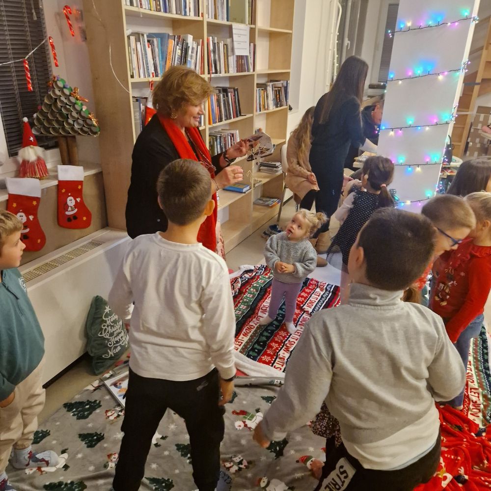 Božićna čitaonica u Gradskoj knjižnici Novalja: čitanje Maje Cimbal, dječje čizmice sv. Nikole i blagdanska radionica.
