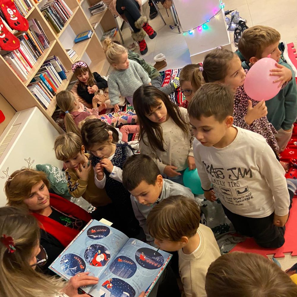 Božićna čitaonica u Gradskoj knjižnici Novalja: čitanje Maje Cimbal, dječje čizmice sv. Nikole i blagdanska radionica.