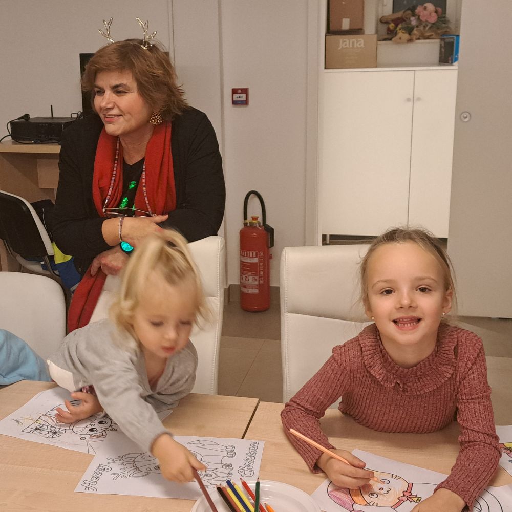 Božićna čitaonica u Gradskoj knjižnici Novalja: čitanje Maje Cimbal, dječje čizmice sv. Nikole i blagdanska radionica.