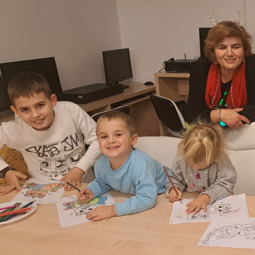 Božićna čitaonica u Gradskoj knjižnici Novalja: čitanje Maje Cimbal, dječje čizmice sv. Nikole i blagdanska radionica.