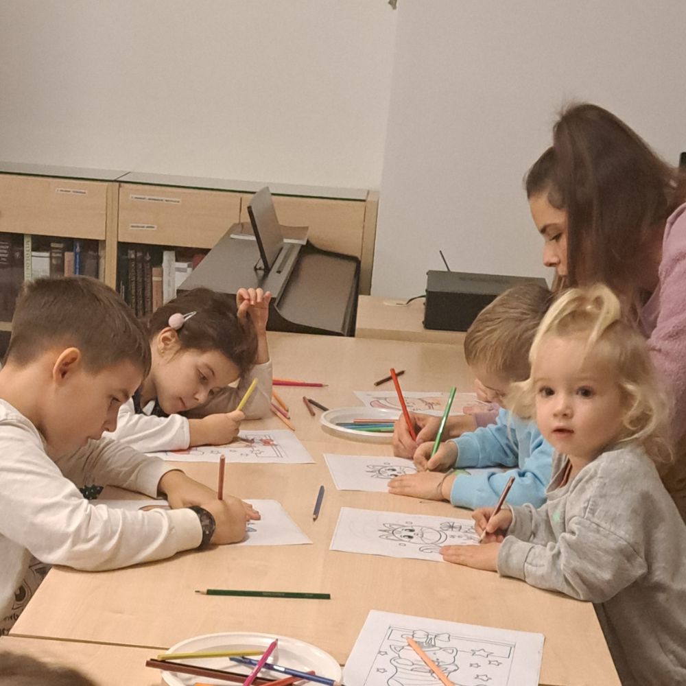 Božićna čitaonica u Gradskoj knjižnici Novalja: čitanje Maje Cimbal, dječje čizmice sv. Nikole i blagdanska radionica.