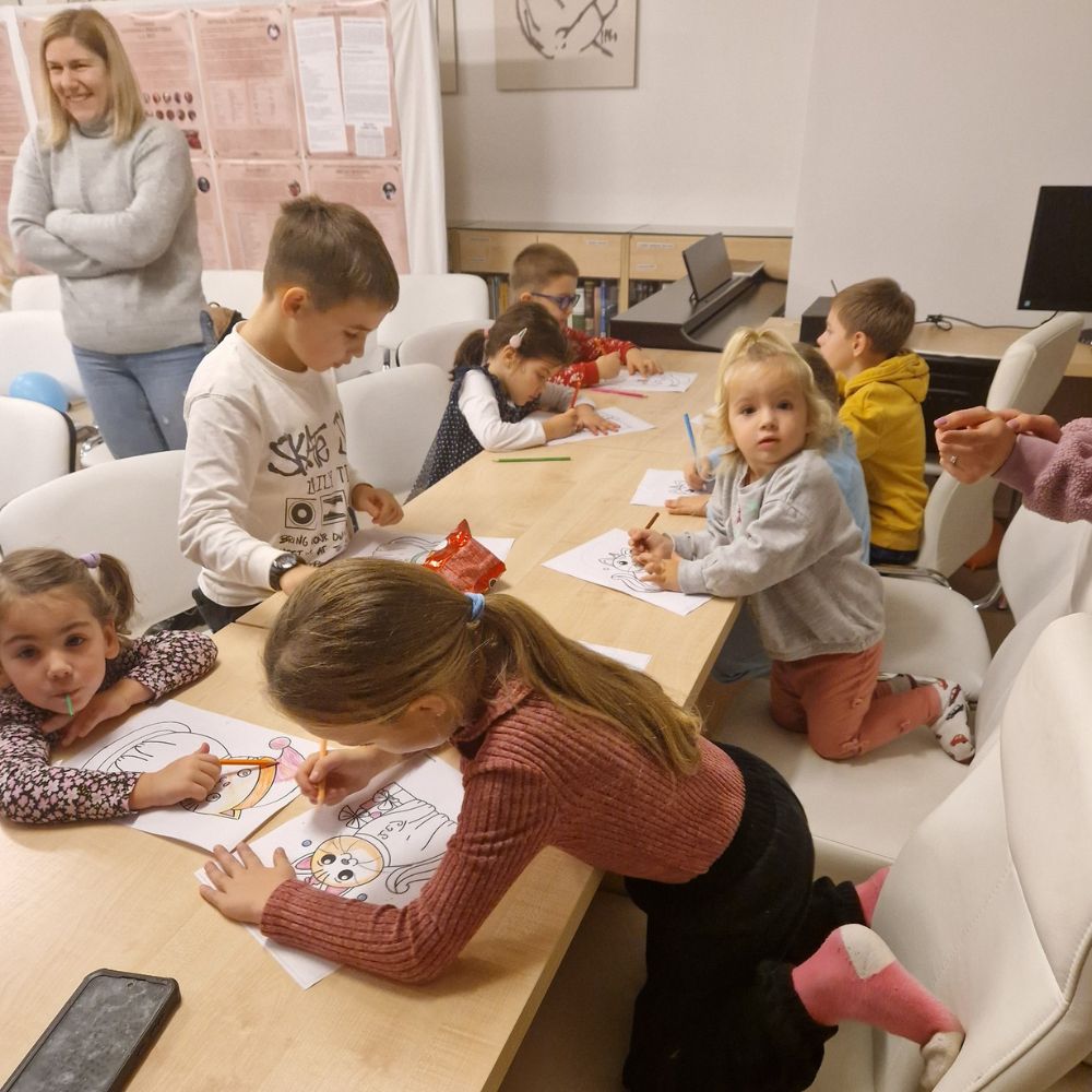 Božićna čitaonica u Gradskoj knjižnici Novalja: čitanje Maje Cimbal, dječje čizmice sv. Nikole i blagdanska radionica.
