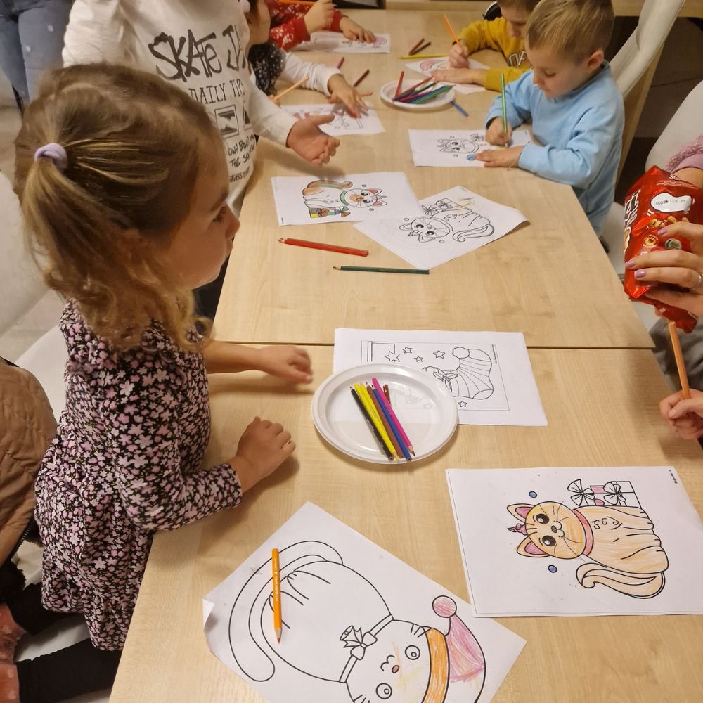 Božićna čitaonica u Gradskoj knjižnici Novalja: čitanje Maje Cimbal, dječje čizmice sv. Nikole i blagdanska radionica.