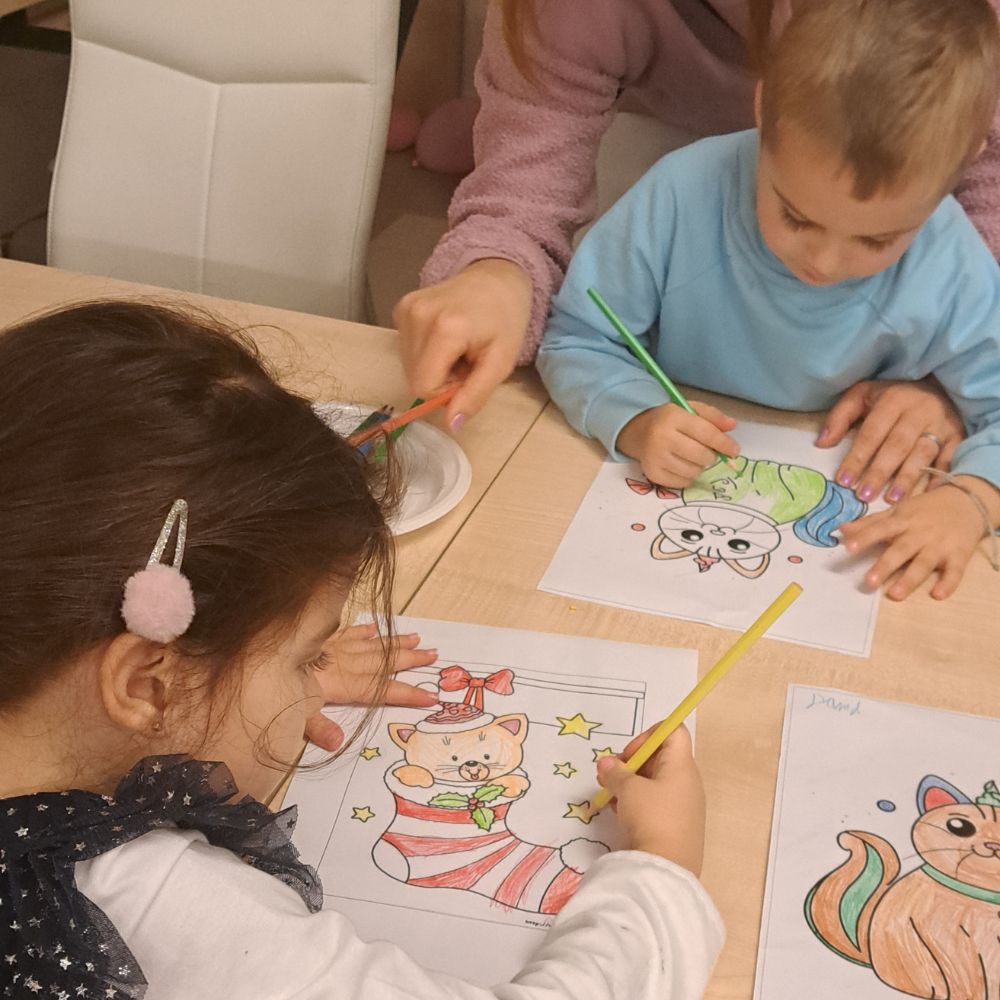 Božićna čitaonica u Gradskoj knjižnici Novalja: čitanje Maje Cimbal, dječje čizmice sv. Nikole i blagdanska radionica.