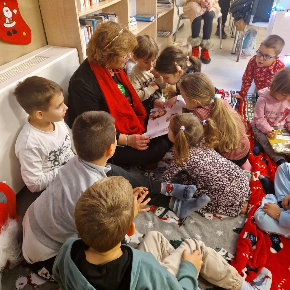 Božićna čitaonica u Gradskoj knjižnici Novalja: čitanje Maje Cimbal, dječje čizmice sv. Nikole i blagdanska radionica.