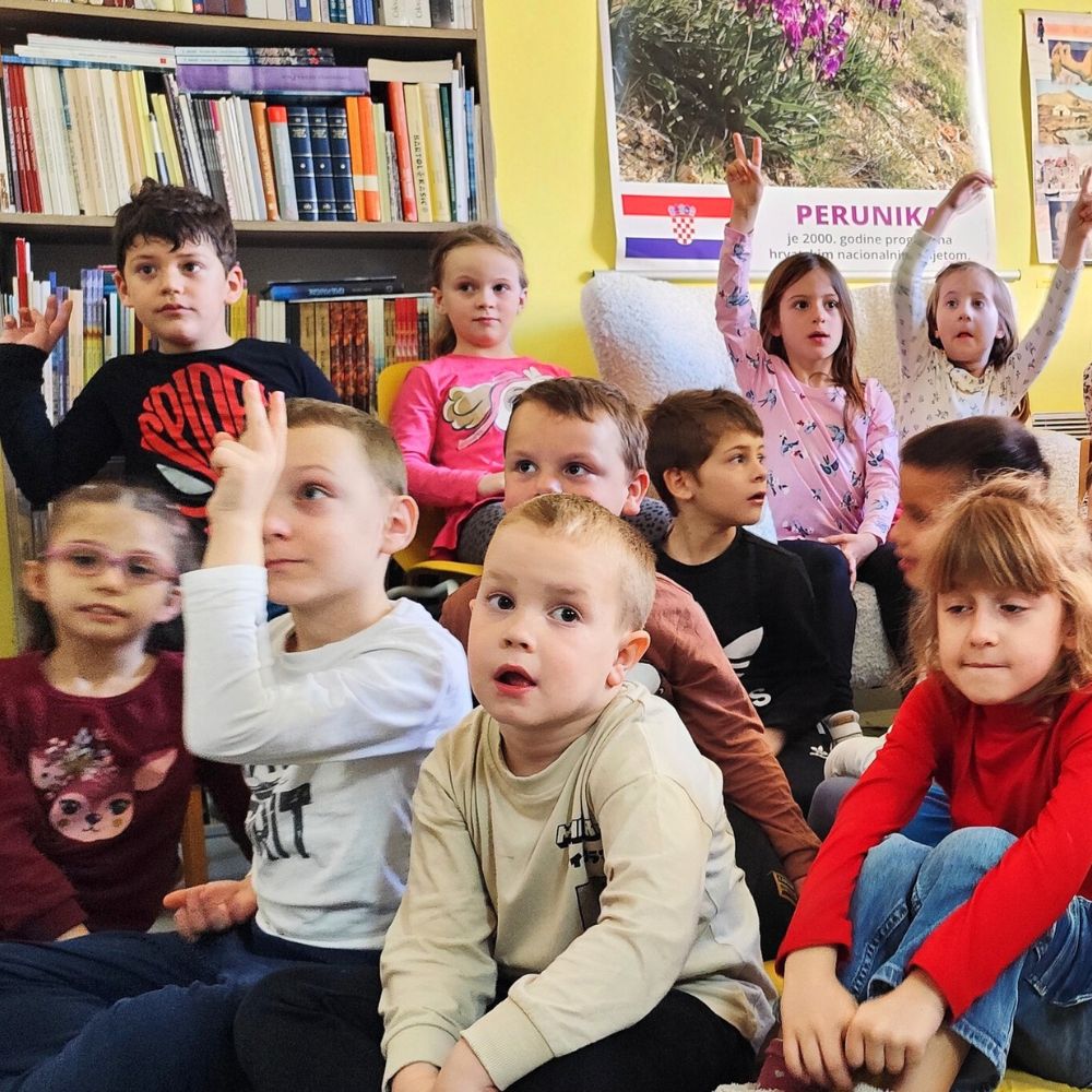 Gostovanje u Knjižnici Pag – Zadar čita 2025: Maja Cimbal čita djeci i vodi kreativne radionice o Davidovim pustolovinama.