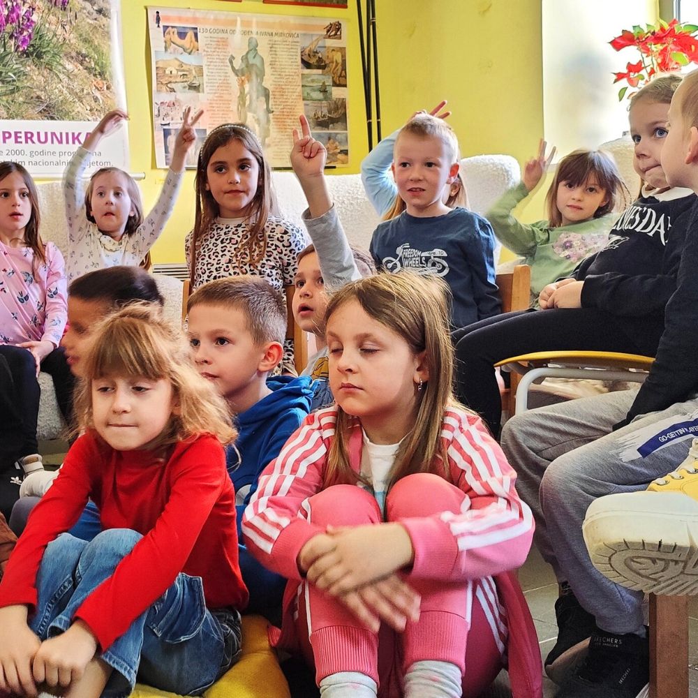 Gostovanje u Knjižnici Pag – Zadar čita 2025: Maja Cimbal čita djeci i vodi kreativne radionice o Davidovim pustolovinama.